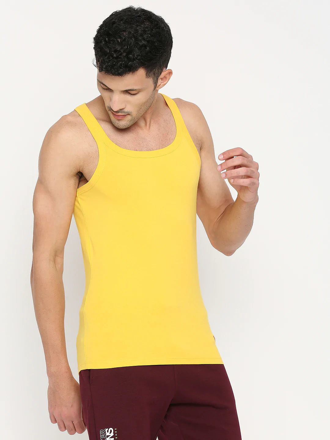 Men Yellow Cotton Blend Vest - Underjeans By Spykar