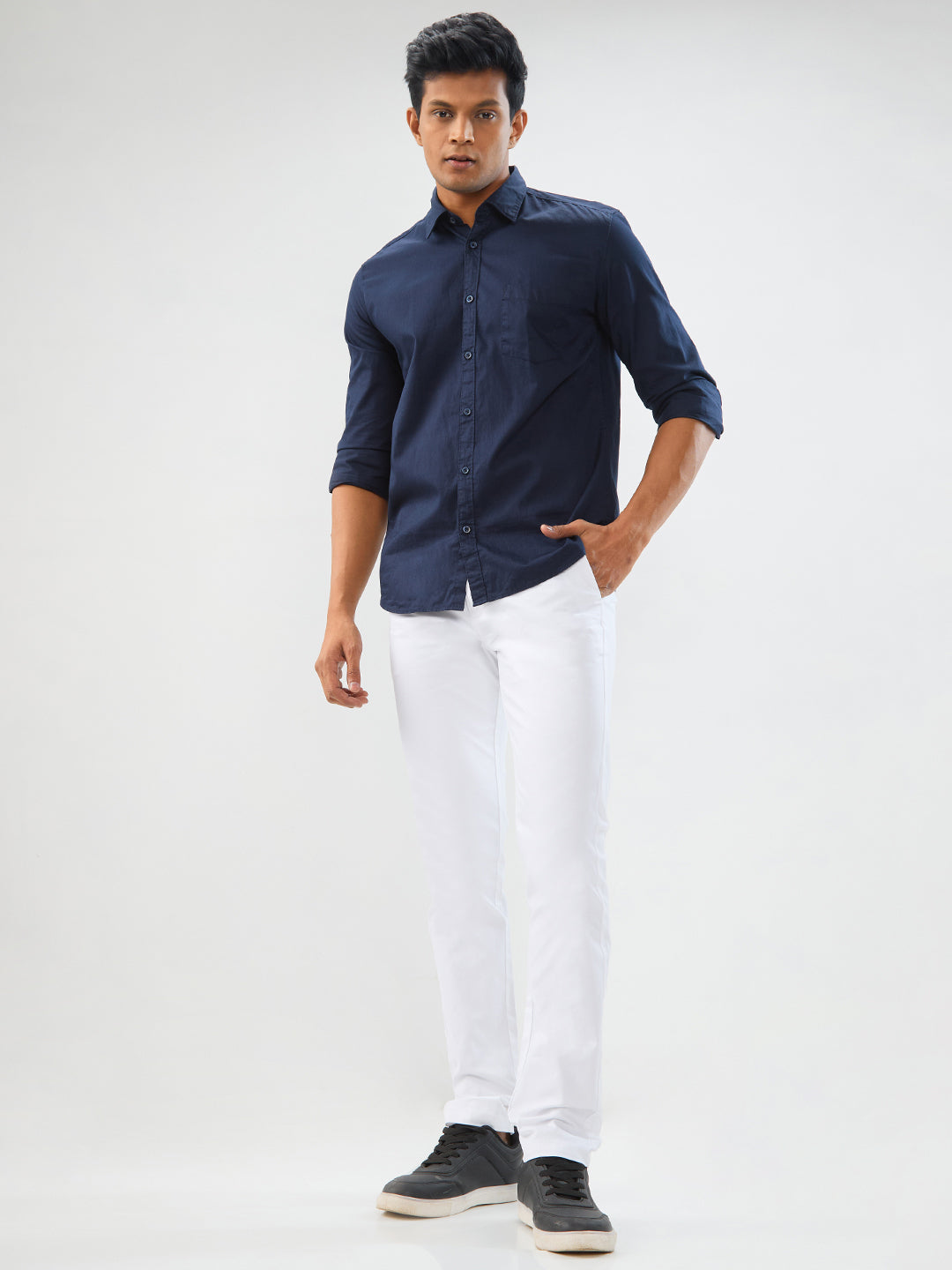 Spykar White Slim Fit Mid Rise Trousers For Men