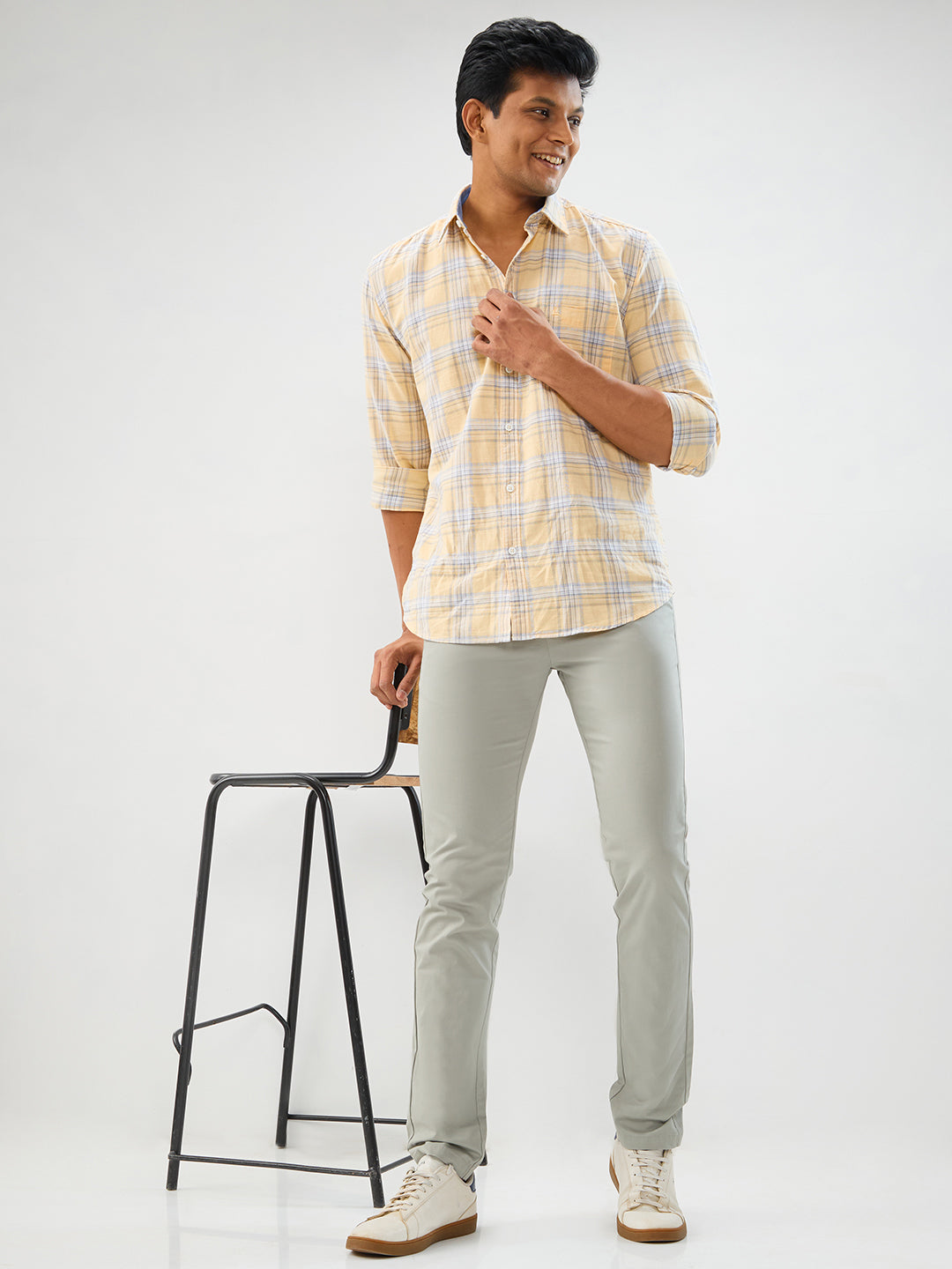 Men Trouser Slim Fit Green Mid Rise