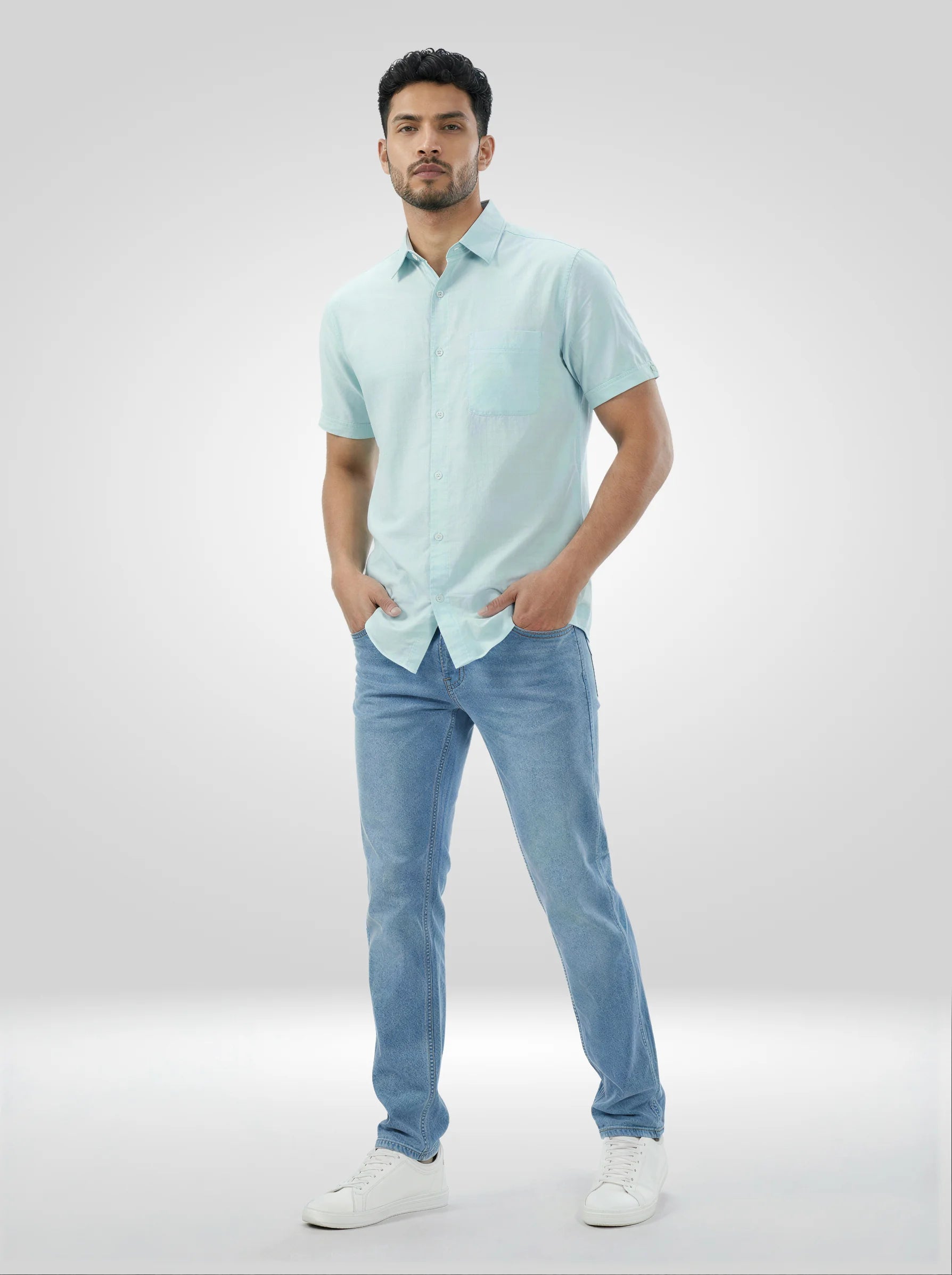 Men Light Blue Solid Comfort Fit Mid Rise Jeans