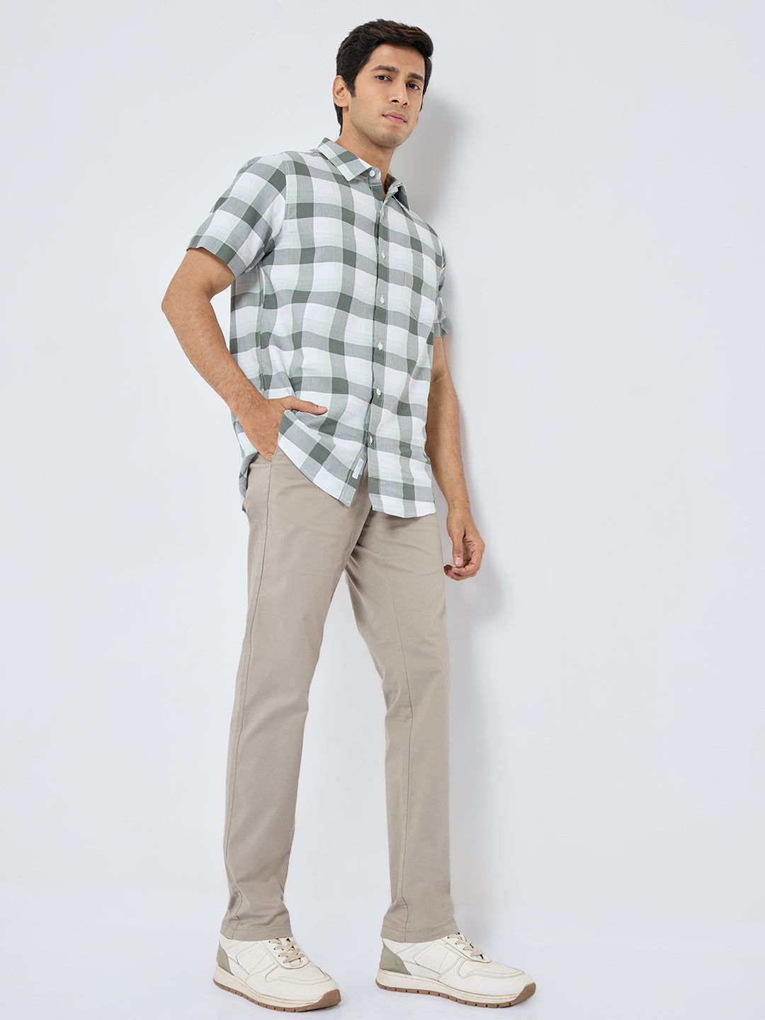 Men Trouser Regular Fit Green Mid Rise