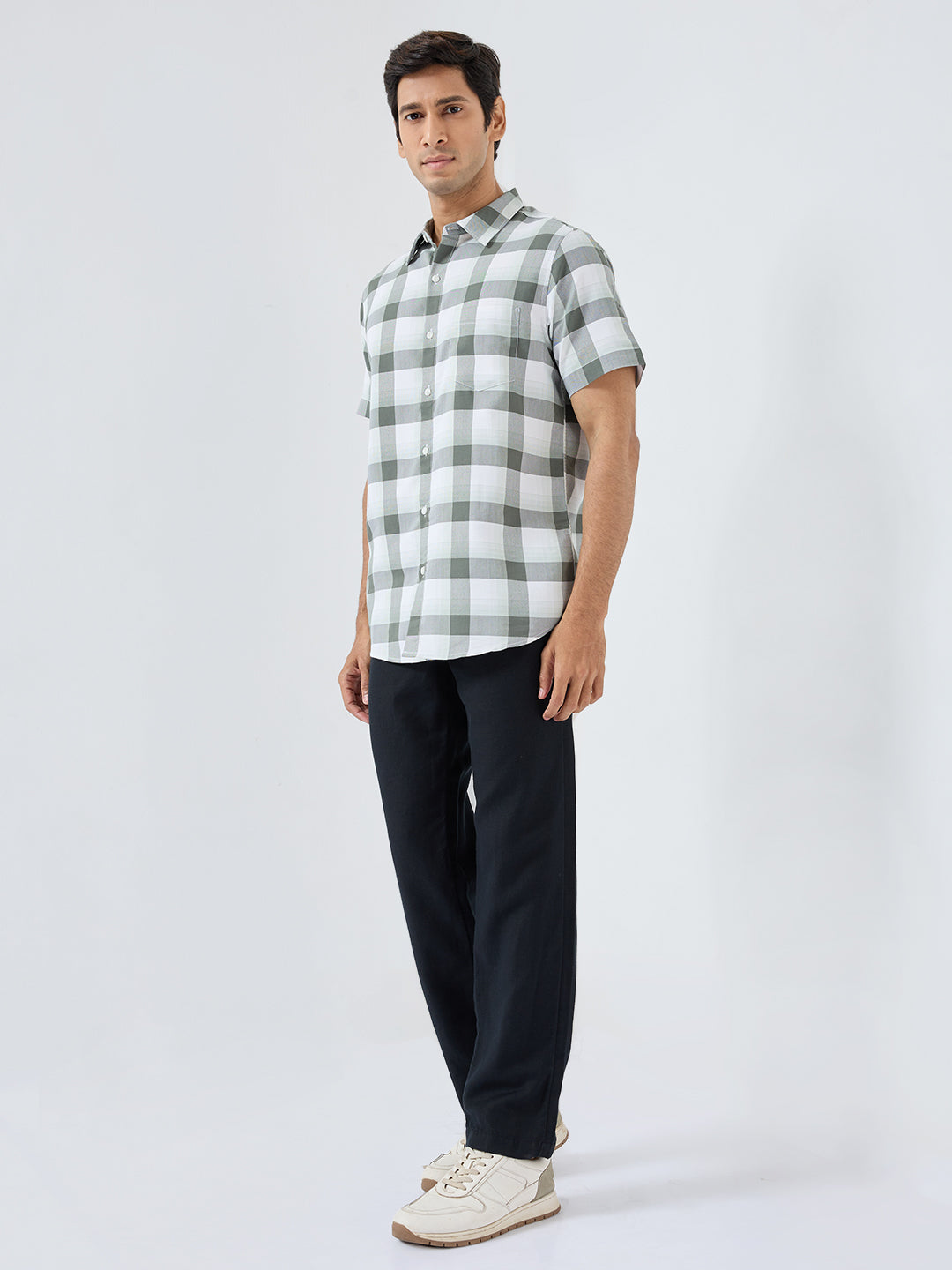 Men Trouser Relaxed Fit Black Mid Rise