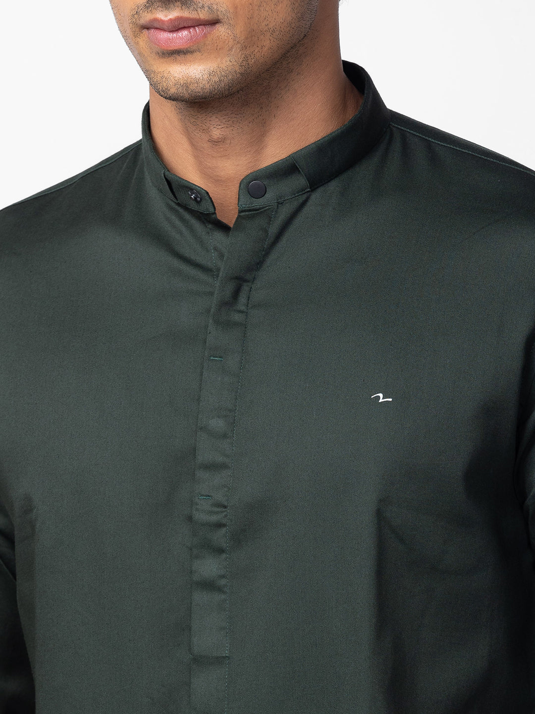 Spykar Men Bottle Green Cotton Slim Fit Plain Shirt