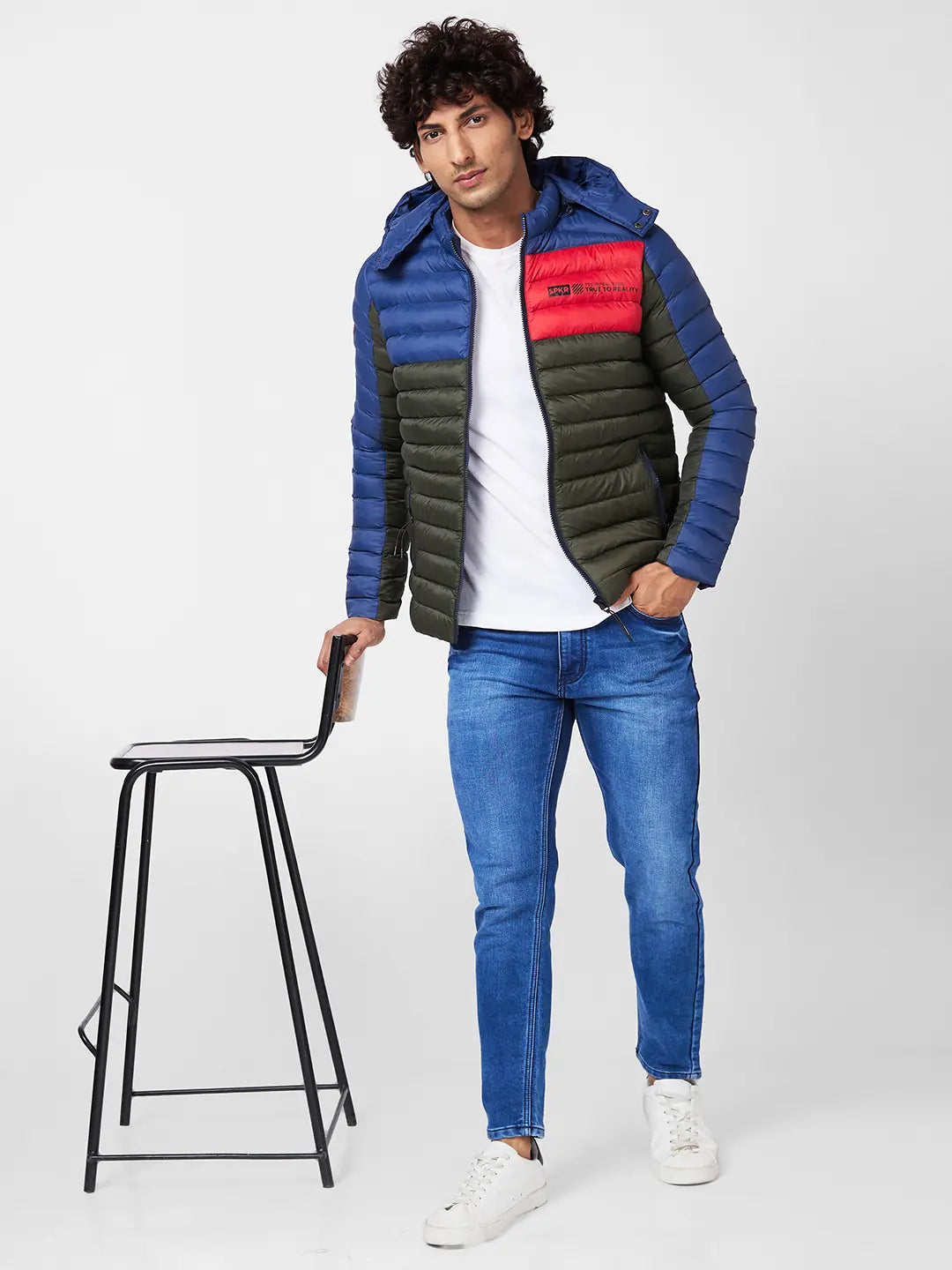 MEN'S COLOR BLOCKED PUFFER JACKET WITH EMBROIDERED SLEEVE BADGE