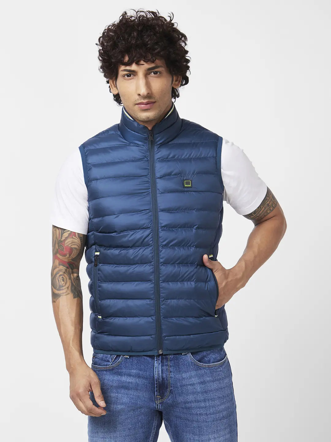 MEN'S SLEEVELESS JACKET WITH CONTRAST NECK TIPPING & BRANDED RIB