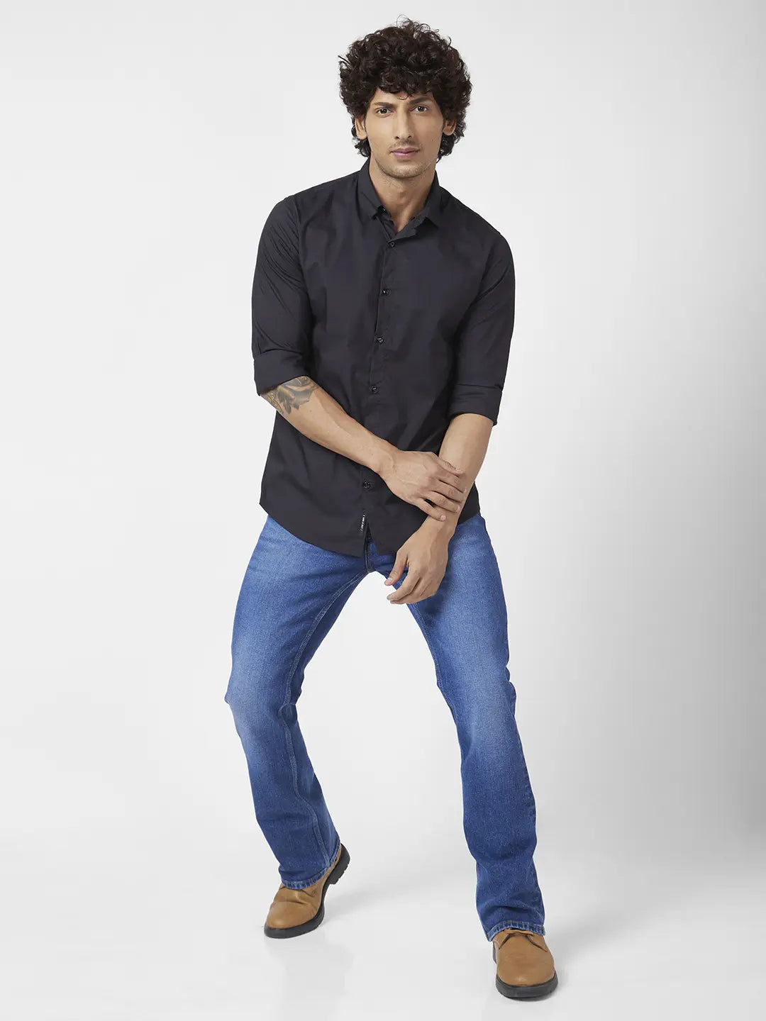 How to style a black shirt and blue jeans - Quora