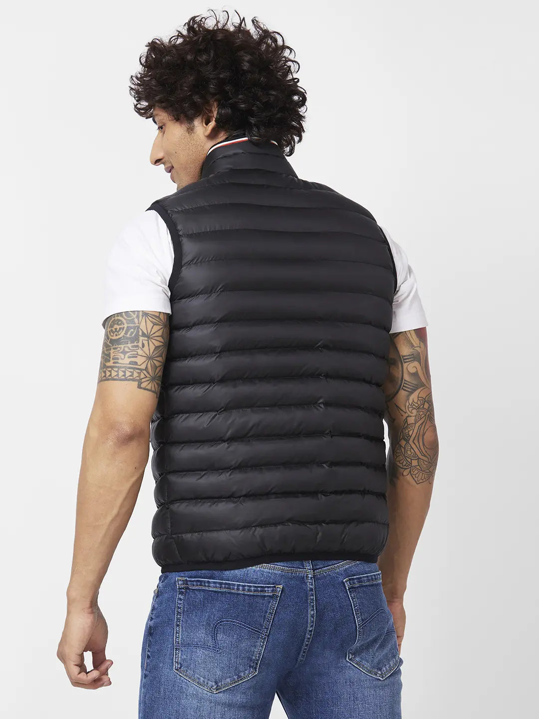 MEN'S SLEEVELESS JACKET WITH CONTRAST NECK TIPPING & BRANDED RIB